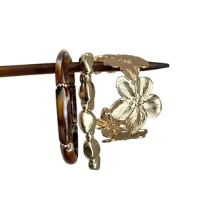 Parure de bracelets élégants avec jonc à fleurs doré et perles en écaille de tortue
