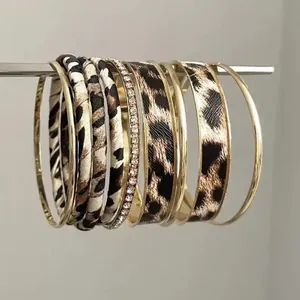 Vue détaillée d'un ensemble de joncs tendance avec imprimé léopard et strass