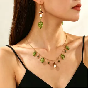 Parure collier et boucles d'oreilles style forêt vintage avec champignons et feuilles