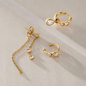 Detailansicht eines 3-teiligen goldenen Edelstahl-Ohrring-Sets mit Zirkonia-Tropfen.