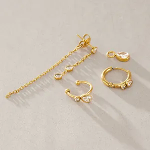 Detailansicht eines vergoldeten Edelstahl-Ohrringsets mit Zirkonia und Quastentropfen