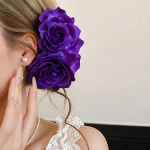 Elegante lila künstliche Rosen Haarspangen von einem Model getragen