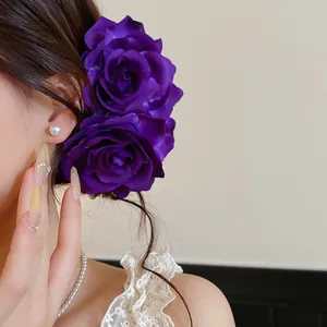 Detailansicht der eleganten lila künstlichen Rosen-Haarspange für Seitenfrisur.