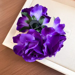 Nahaufnahme einer lila künstlichen Rosen-Haarklammer für elegantes Haarstyling und Accessoires