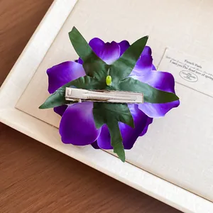 Detaillierte Rückansicht der violetten Rosen-Haarklammer mit silbernem Alligatorclip-Mechanismus