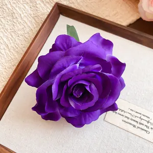 Nahaufnahme einer lila künstlichen Rosen-Haarspange mit realistischer Samtblütenstruktur.