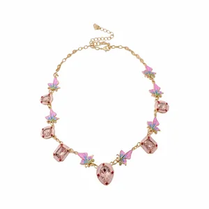 Elegante Schmetterlingskette mit rosa Kristallen im Monet-Garten-Stil