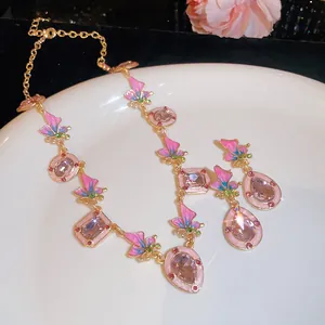 Detailansicht des Monet's Garden Schmetterling Emaille Schmucksets mit rosa Strasssteinen