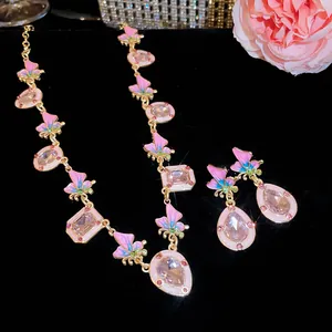 Detailansicht des Monet Garden Schmucksets mit Emaille-Schmetterlingen und Kristallen