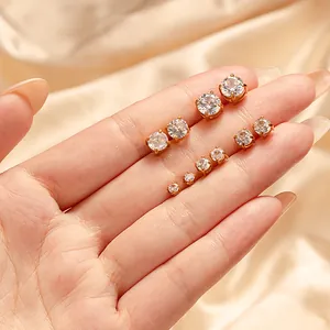 Vue détaillée de différentes tailles de boucles d'oreilles en zircone plaqué or sur main