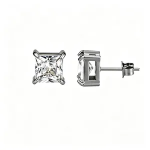 Vue détaillée des boucles d'oreilles carrées en argent CZ, profil face et côté