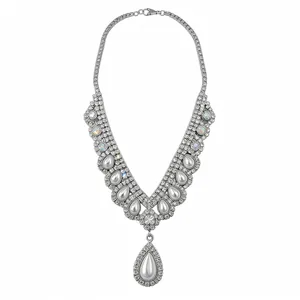 Elegante collana in strass argento con ciondoli a goccia di perle bianche su bianco