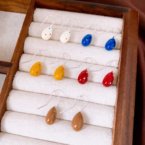 Orecchini a goccia in smalto a pois colorati con eleganti ganci in argento puro