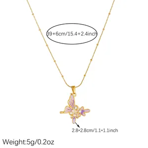 Vue détaillée du collier papillon plaqué or avec émail violet et dimensions