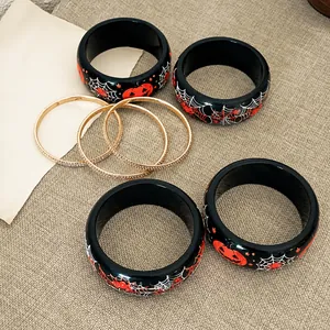 Bracciali Halloween in resina con ragnatele e zucche e anelli dorati con strass.