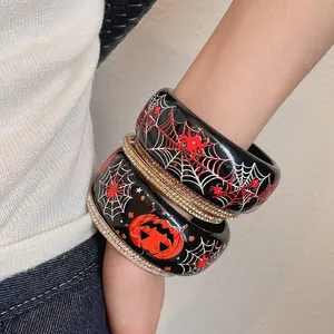 Primo piano di bracciali di Halloween in resina con ragnatele e zucche