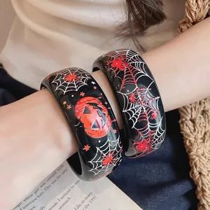 Vista ravvicinata dettagliata di bracciali neri in resina per Halloween con ragnatele