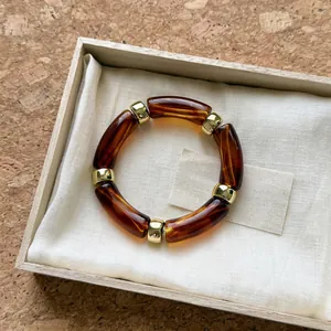 Pulsera de tubo acrílico ámbar vintage bohemio con espaciadores dorados en caja madera