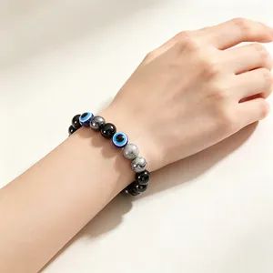 Dettaglio del bracciale protettivo Evil Eye con perle di ossidiana e pietra mappa
