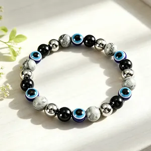Dettaglio bracciale protettivo Evil Eye con perle di ossidiana e map stone