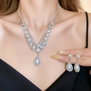 Set di Gioielli di Moda in Ferro con Strass e Perle Artificiali Collana con Ciondolo a Goccia con Orecchini Abbinati Gioielli Color Argento per Donna