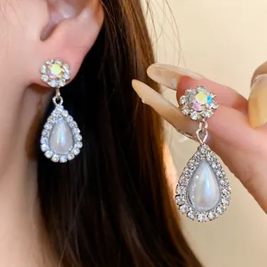 Eleganti orecchini pendenti a goccia con perle e strass e riflessi iridescenti