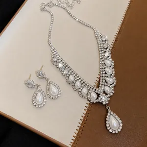 Elegante set di gioielli con strass e perle a goccia, collana e orecchini in argento.