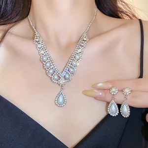 Vista dettagliata del set di collana e orecchini con perle a goccia su una modella