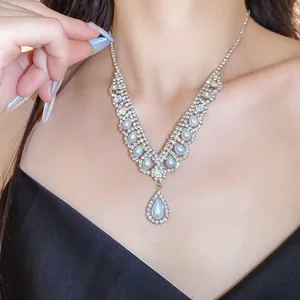 Vista dettagliata di un'elegante collana di perle a goccia con strass scintillanti