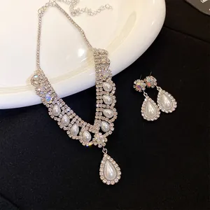 Primo piano di elegante set di gioielli con strass e perle a forma di goccia d'acqua