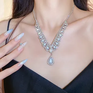 Elegante collana a V con perle a goccia d'acqua e strass scintillanti indossata dal modello.