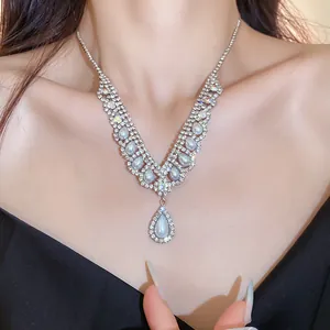 Primo piano dettagliato di un'elegante collana a forma di V con strass e perle grigie.