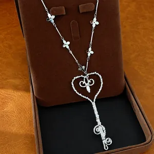 Collar con colgante de llave de corazón plateado, perla y dijes de flores en la cadena