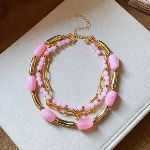 Elegante collana a più strati con perle in acrilico rosa e dettagli dorati sul libro