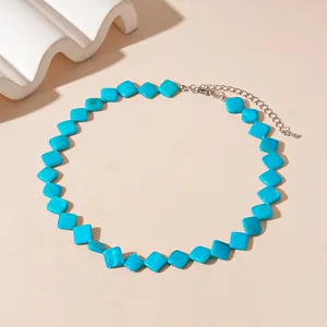 Collier choker bohémien en perles de coquillage bleu turquoise avec chaîne réglable