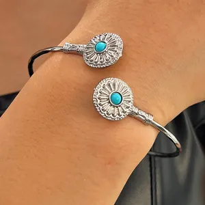 Vue détaillée d'un bracelet jonc vintage argenté avec des incrustations de turquoise