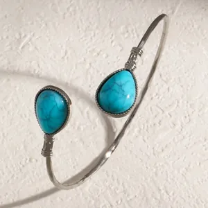 Vue détaillée d'un bracelet jonc argenté avec deux pierres turquoise