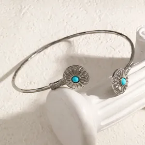 Gros plan sur un bracelet jonc rétro en argent avec incrustation de turquoise