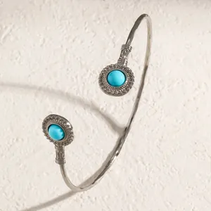 Détail d'un bracelet ethnique en argent orné de pierres turquoise éclatantes