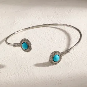 Vue détaillée d'un bracelet manchette ethnique avec des pierres turquoise circulaires