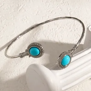 Détail macro du bracelet jonc ouvert en argent bohème avec pierres turquoises