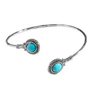 Vue détaillée d'un bracelet jonc vintage argenté orné de pierres de turquoise rondes