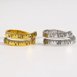 Detailansicht der Retro-Maßband-Ringe in Gold- und Silberoptik, verstellbar