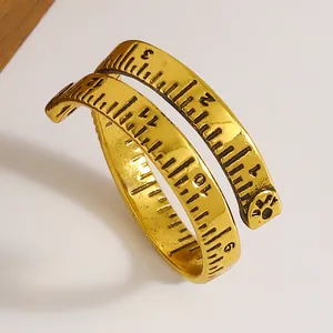 Vintage vergoldeter Maßband-Ring mit eingravierten Skalenmarkierungen und Zahlen