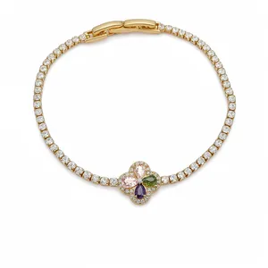 Elegante vergulde armband met klavertje vier van zirkoon en kleurrijke stenen
