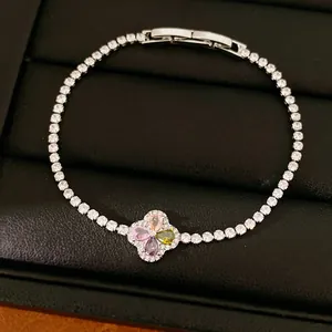 Detailopname van een sprankelende klavertje vier tennisarmband met gekleurde edelstenen