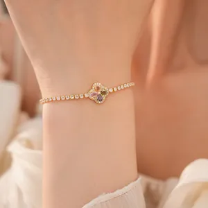 Gedetailleerd overzicht van een elegante klaverarmband met veelkleurige zirkonia's