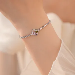 Gedetailleerde close-up van een fonkelende zirkoon klaverbloem armband met gekleurde blaadjes