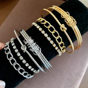 Set di 4 braccialetti a nodo metallico e catenine con strass scintillanti