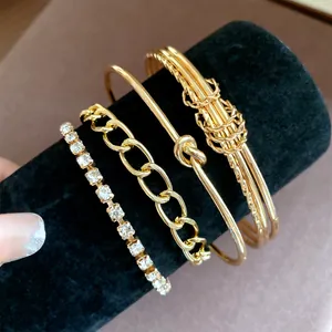Vista dettagliata del set di 4 bracciali dorati con strass e un design a nodo elegante